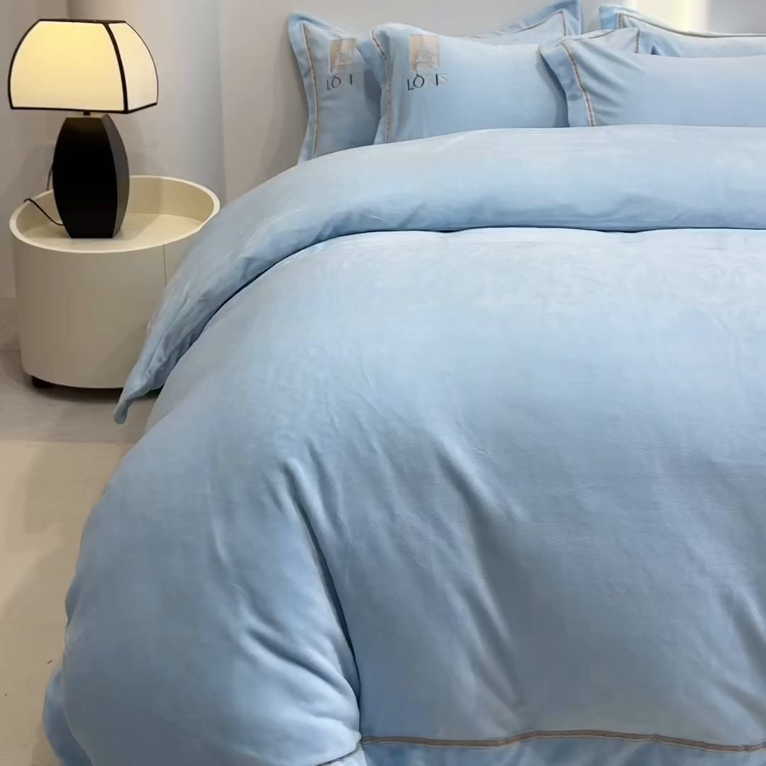 91家纺网 家纺一手货源 找家纺 宅家居 2025新款秋冬轻奢小香风刺绣全消光A类高克重牛奶绒四件套-艾菲尔 艾菲尔-浅蓝