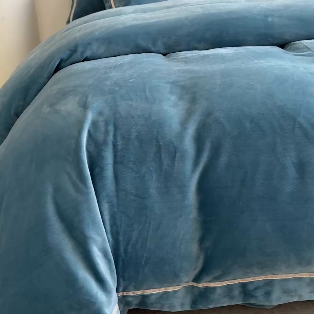 91家纺网 家纺一手货源 找家纺 宅家居 2025新款秋冬轻奢小香风刺绣全消光A类高克重牛奶绒四件套-艾菲尔 艾菲尔-雾蓝