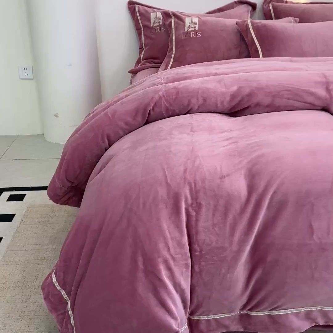 91家纺网 家纺一手货源 找家纺 宅家居 2025新款秋冬轻奢小香风刺绣全消光A类高克重牛奶绒四件套-艾菲尔 艾菲尔-豆沙