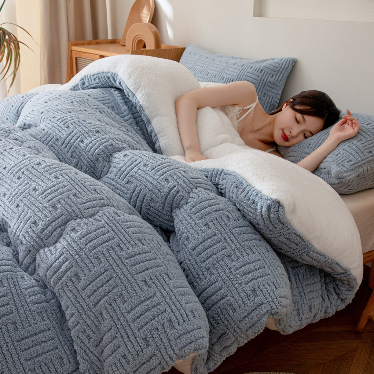 91家纺网 家纺一手货源 找家纺 牛魔王家居 2025新款加厚保暖羊羔绒冬被被子舒棉绒提花塔芙绒外贸跨境专供 暖冬系列-雾霾灰