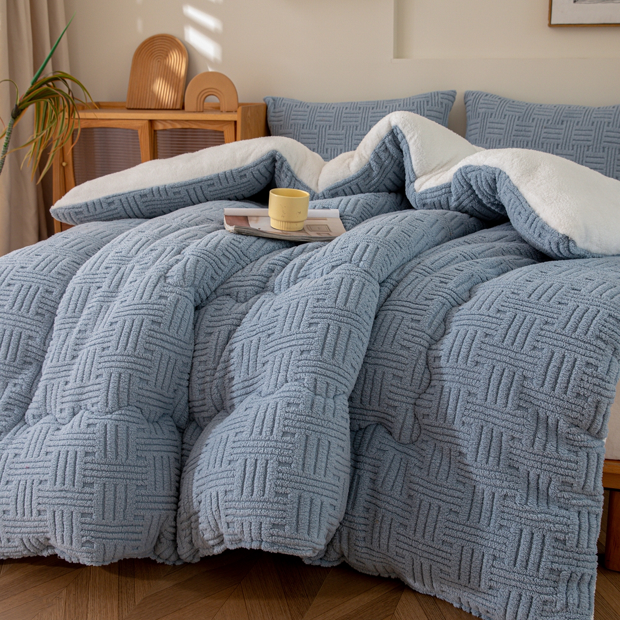 91家纺网 家纺一手货源 找家纺 牛魔王家居 2025新款加厚保暖羊羔绒冬被被子舒棉绒提花塔芙绒外贸跨境专供 暖冬系列-雾霾灰