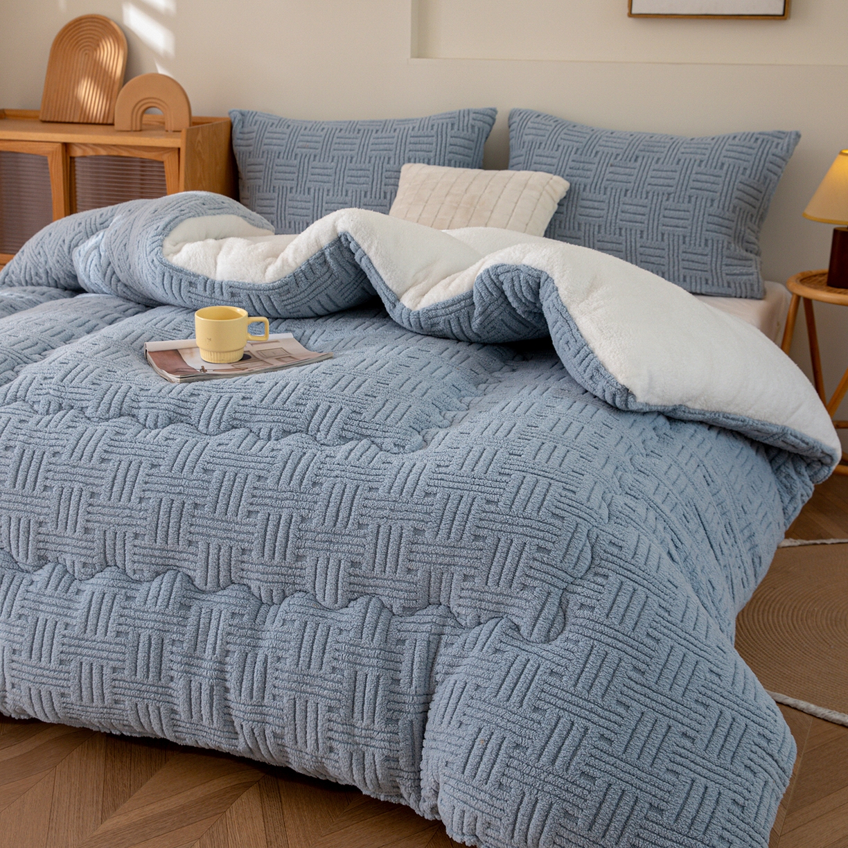 91家纺网 家纺一手货源 找家纺 牛魔王家居 2025新款加厚保暖羊羔绒冬被被子舒棉绒提花塔芙绒外贸跨境专供 暖冬系列-雾霾灰