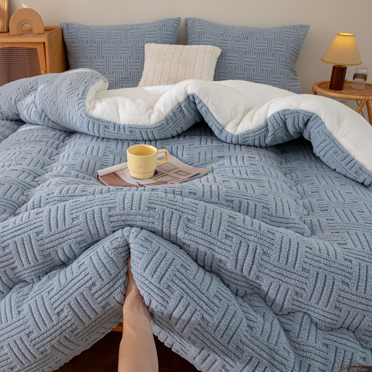 91家纺网 家纺一手货源 找家纺 牛魔王家居 2025新款加厚保暖羊羔绒冬被被子舒棉绒提花塔芙绒外贸跨境专供 暖冬系列-雾霾灰