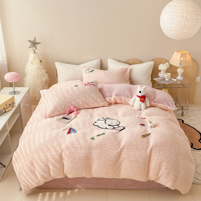 91家纺网 家纺一手货源 找家纺 懒猫家纺 2025新款羊羔绒毛巾绣四件套 绘画兔