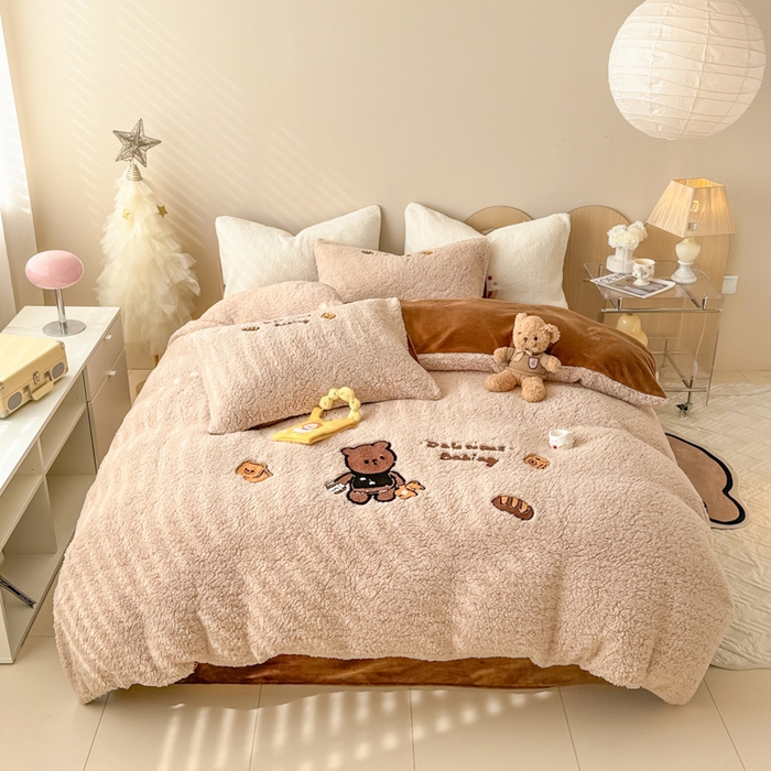 91家纺网 家纺一手货源 找家纺 懒猫家纺 2025新款羊羔绒毛巾绣四件套 熊先生