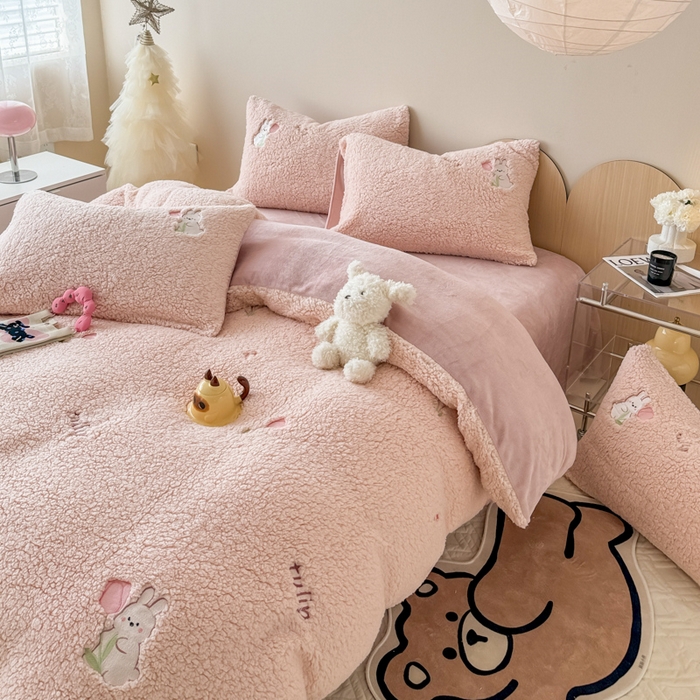 91家纺网 家纺一手货源 找家纺 懒猫家纺 2025新款羊羔绒毛巾绣四件套 花小兔