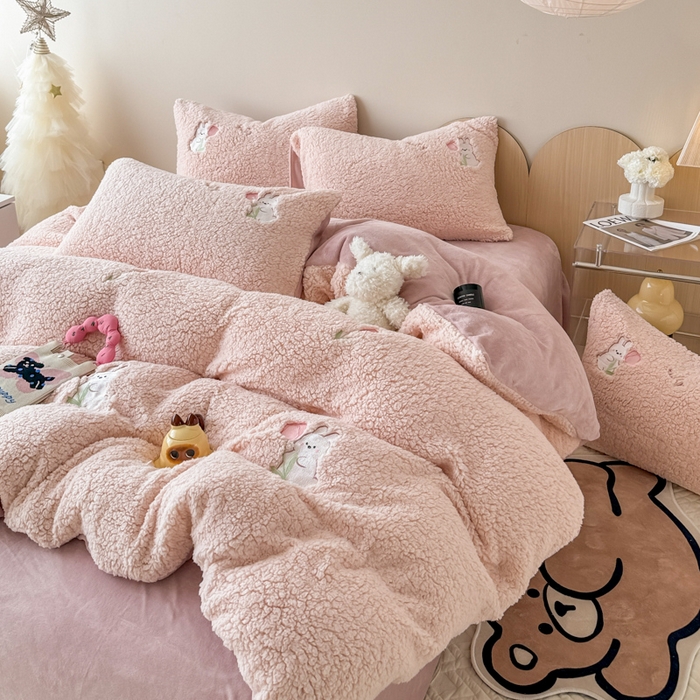 91家纺网 家纺一手货源 找家纺 懒猫家纺 2025新款羊羔绒毛巾绣四件套 花小兔