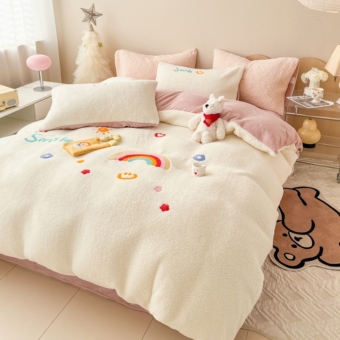 91家纺网 家纺一手货源 找家纺 懒猫家纺 2025新款羊羔绒毛巾绣四件套 彩虹心情