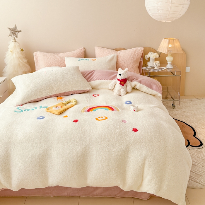 91家纺网 家纺一手货源 找家纺 懒猫家纺 2025新款羊羔绒毛巾绣四件套 彩虹心情