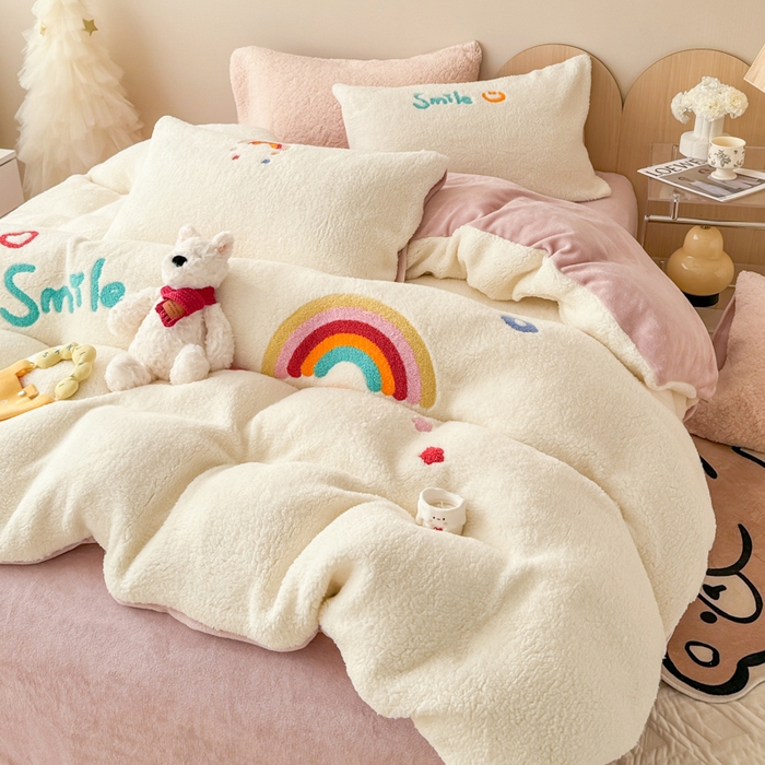 91家纺网 家纺一手货源 找家纺 懒猫家纺 2025新款羊羔绒毛巾绣四件套 彩虹心情