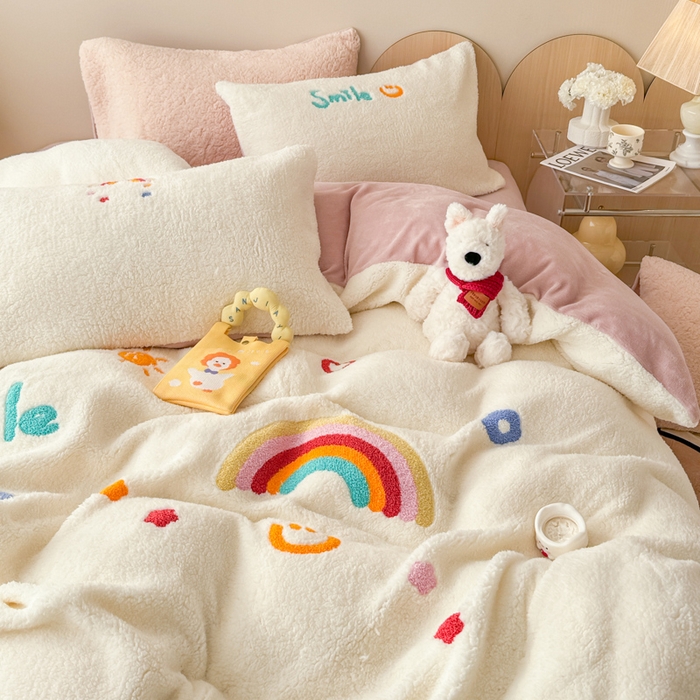 91家纺网 家纺一手货源 找家纺 懒猫家纺 2025新款羊羔绒毛巾绣四件套 彩虹心情