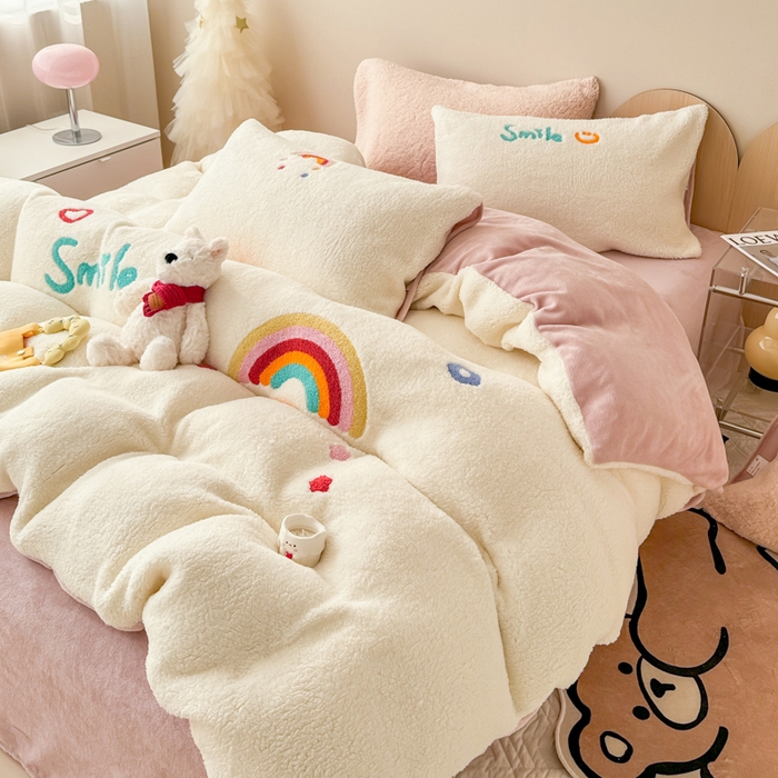 91家纺网 家纺一手货源 找家纺 懒猫家纺 2025新款羊羔绒毛巾绣四件套 彩虹心情