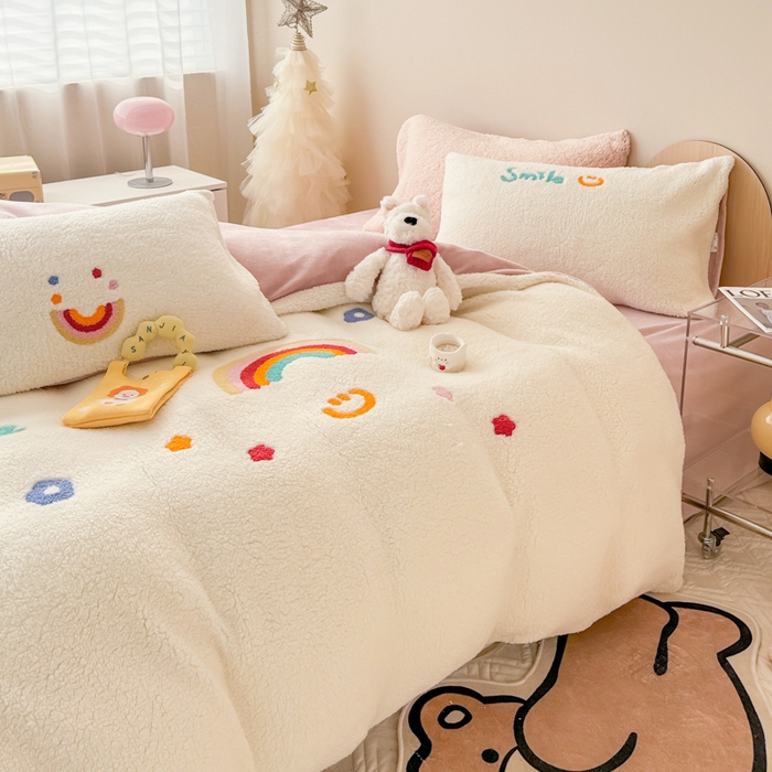 91家纺网 家纺一手货源 找家纺 懒猫家纺 2025新款羊羔绒毛巾绣四件套 彩虹心情