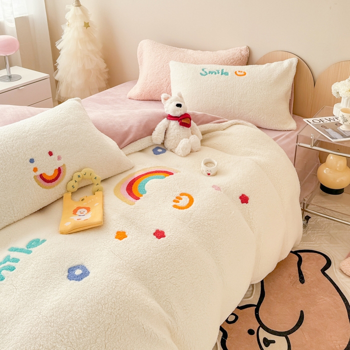 91家纺网 家纺一手货源 找家纺 懒猫家纺 2025新款羊羔绒毛巾绣四件套 彩虹心情