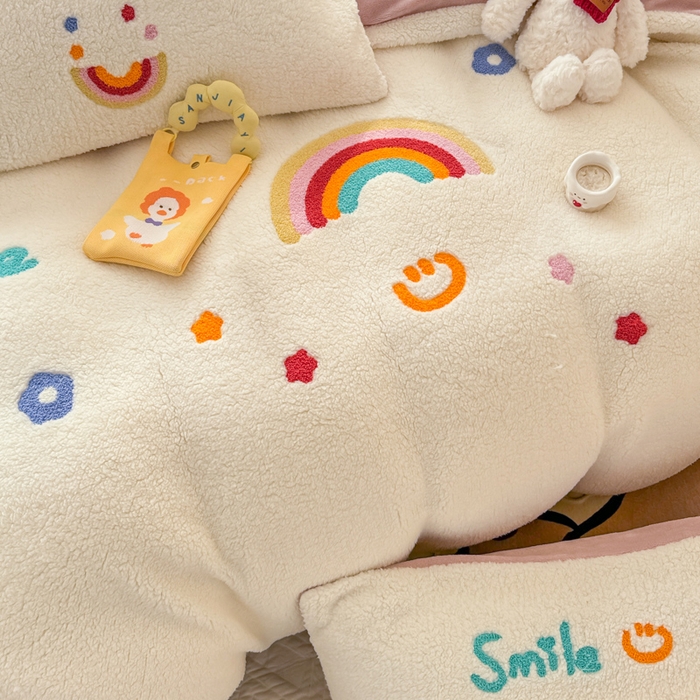 91家纺网 家纺一手货源 找家纺 懒猫家纺 2025新款羊羔绒毛巾绣四件套 彩虹心情