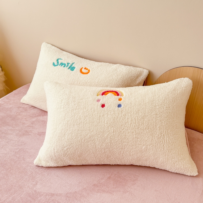 91家纺网 家纺一手货源 找家纺 懒猫家纺 2025新款羊羔绒毛巾绣四件套 彩虹心情