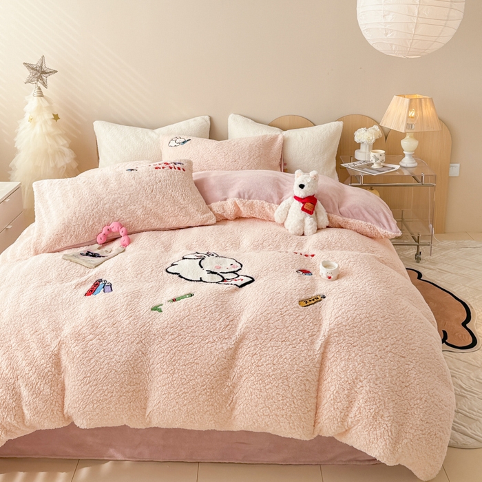 91家纺网 家纺一手货源 找家纺 懒猫家纺 2025新款羊羔绒毛巾绣四件套 绘画兔