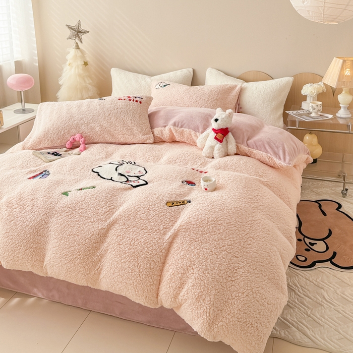 91家纺网 家纺一手货源 找家纺 懒猫家纺 2025新款羊羔绒毛巾绣四件套 绘画兔