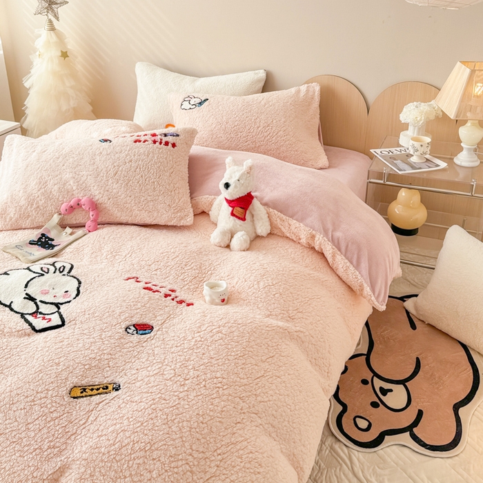 91家纺网 家纺一手货源 找家纺 懒猫家纺 2025新款羊羔绒毛巾绣四件套 绘画兔