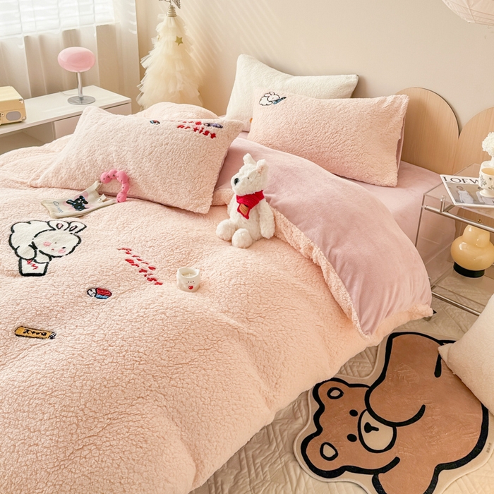 91家纺网 家纺一手货源 找家纺 懒猫家纺 2025新款羊羔绒毛巾绣四件套 绘画兔