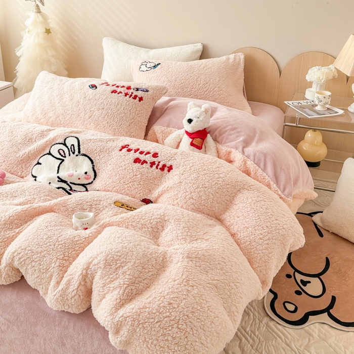 91家纺网 家纺一手货源 找家纺 懒猫家纺 2025新款羊羔绒毛巾绣四件套 绘画兔