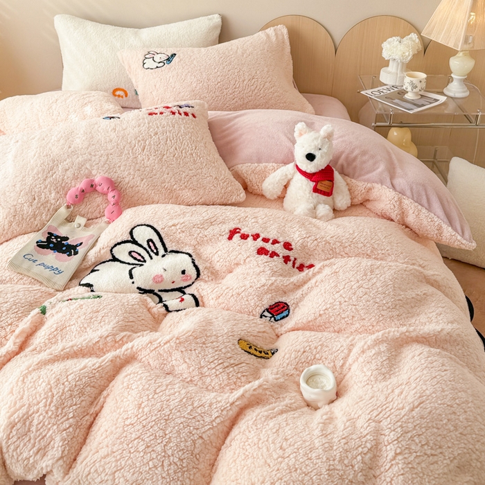 91家纺网 家纺一手货源 找家纺 懒猫家纺 2025新款羊羔绒毛巾绣四件套 绘画兔