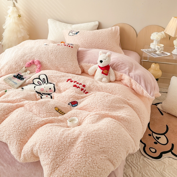 91家纺网 家纺一手货源 找家纺 懒猫家纺 2025新款羊羔绒毛巾绣四件套 绘画兔