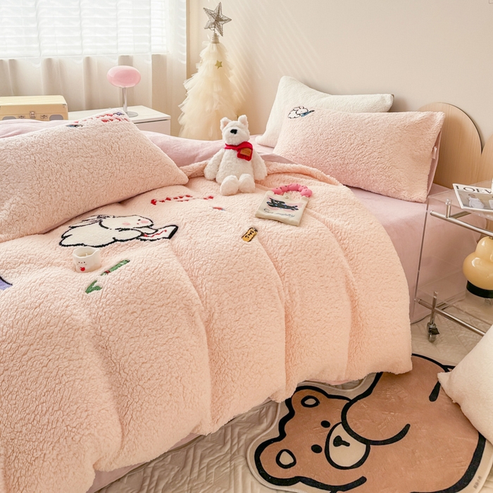 91家纺网 家纺一手货源 找家纺 懒猫家纺 2025新款羊羔绒毛巾绣四件套 绘画兔