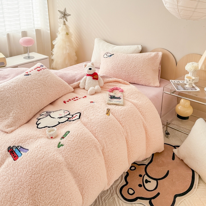 91家纺网 家纺一手货源 找家纺 懒猫家纺 2025新款羊羔绒毛巾绣四件套 绘画兔