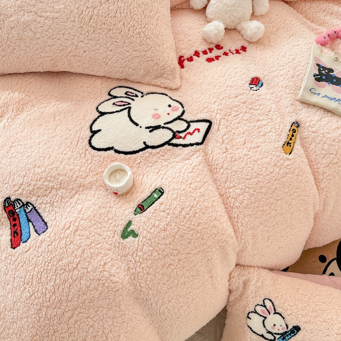 91家纺网 家纺一手货源 找家纺 懒猫家纺 2025新款羊羔绒毛巾绣四件套 绘画兔