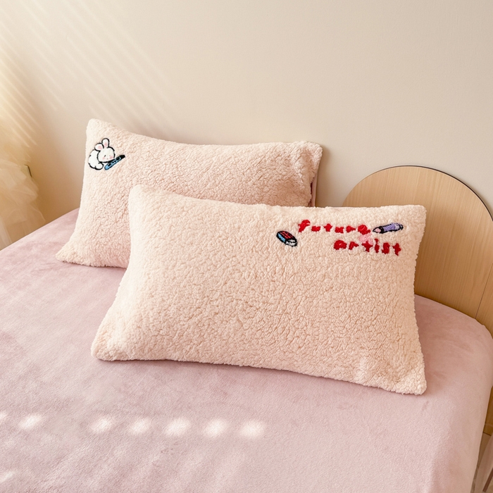 91家纺网 家纺一手货源 找家纺 懒猫家纺 2025新款羊羔绒毛巾绣四件套 绘画兔