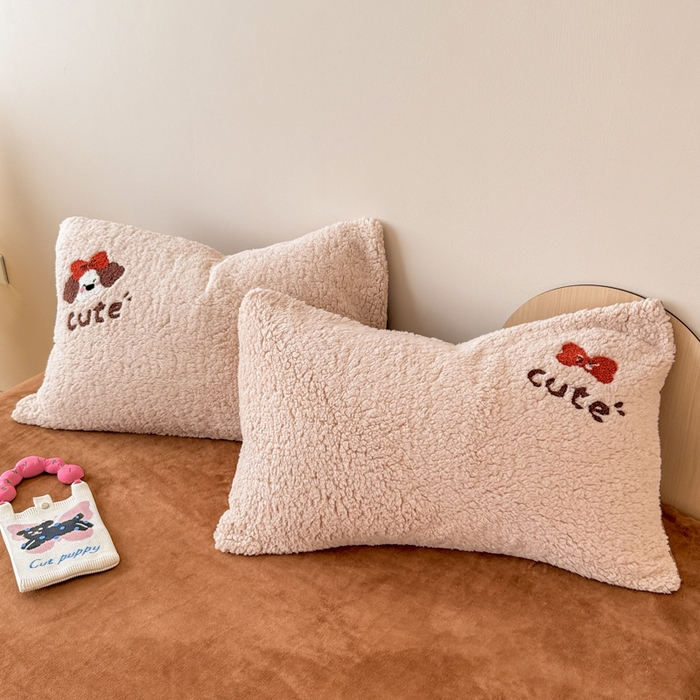 91家纺网 家纺一手货源 找家纺 懒猫家纺 2025新款羊羔绒毛巾绣四件套 麦乐狗