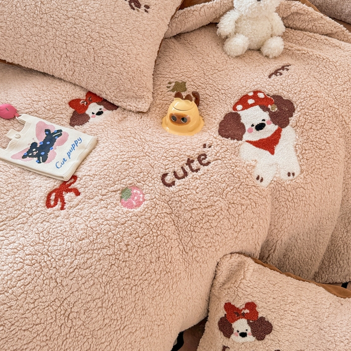 91家纺网 家纺一手货源 找家纺 懒猫家纺 2025新款羊羔绒毛巾绣四件套 麦乐狗