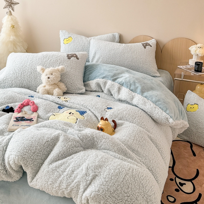 91家纺网 家纺一手货源 找家纺 懒猫家纺 2025新款羊羔绒毛巾绣四件套 暖心熊