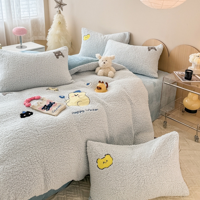 91家纺网 家纺一手货源 找家纺 懒猫家纺 2025新款羊羔绒毛巾绣四件套 暖心熊