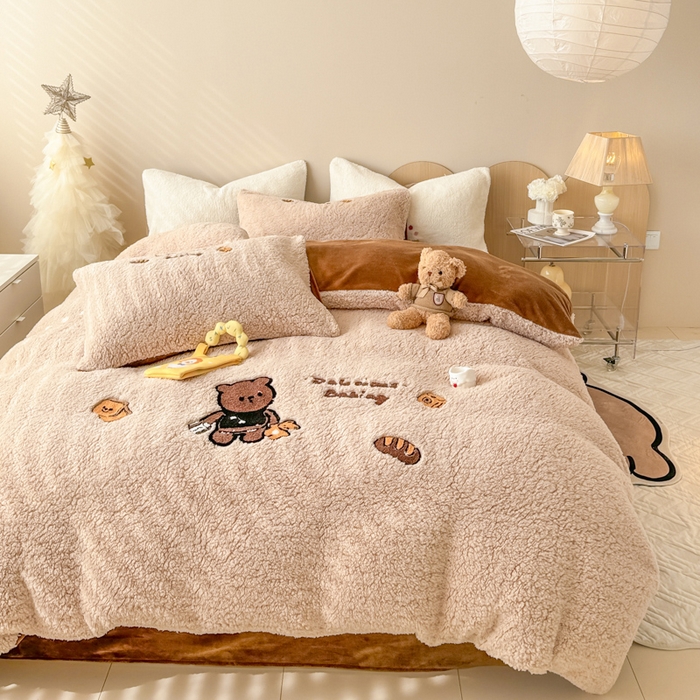 91家纺网 家纺一手货源 找家纺 懒猫家纺 2025新款羊羔绒毛巾绣四件套 熊先生