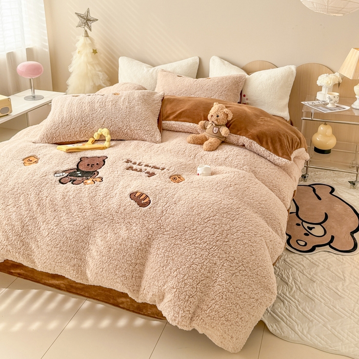 91家纺网 家纺一手货源 找家纺 懒猫家纺 2025新款羊羔绒毛巾绣四件套 熊先生