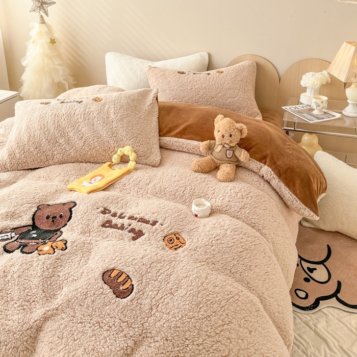 91家纺网 家纺一手货源 找家纺 懒猫家纺 2025新款羊羔绒毛巾绣四件套 熊先生