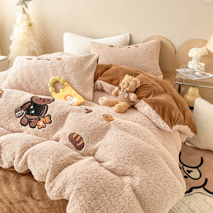 91家纺网 家纺一手货源 找家纺 懒猫家纺 2025新款羊羔绒毛巾绣四件套 熊先生