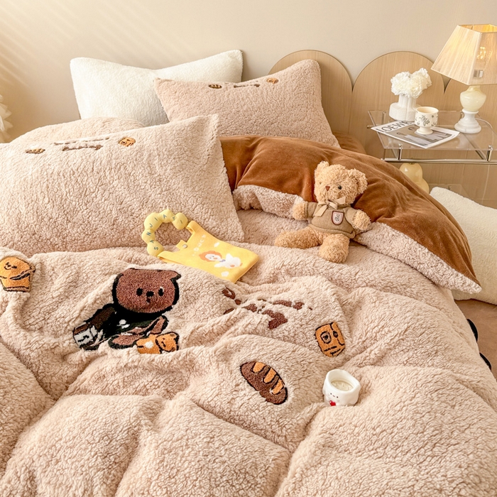 91家纺网 家纺一手货源 找家纺 懒猫家纺 2025新款羊羔绒毛巾绣四件套 熊先生