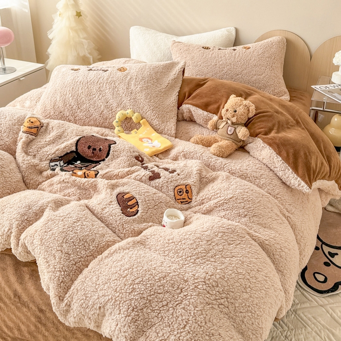 91家纺网 家纺一手货源 找家纺 懒猫家纺 2025新款羊羔绒毛巾绣四件套 熊先生