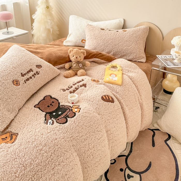 91家纺网 家纺一手货源 找家纺 懒猫家纺 2025新款羊羔绒毛巾绣四件套 熊先生