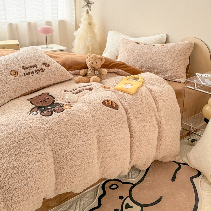 91家纺网 家纺一手货源 找家纺 懒猫家纺 2025新款羊羔绒毛巾绣四件套 熊先生