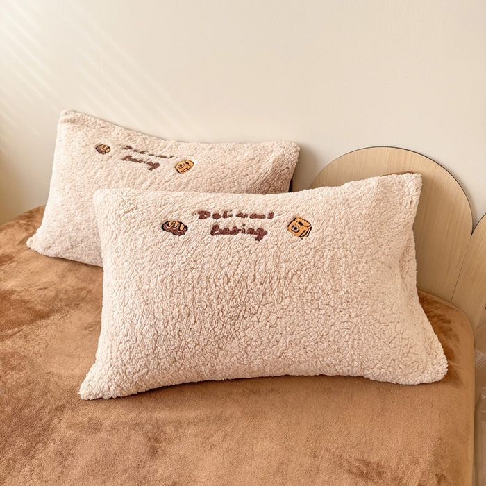 91家纺网 家纺一手货源 找家纺 懒猫家纺 2025新款羊羔绒毛巾绣四件套 熊先生