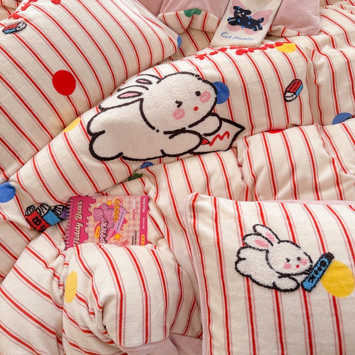 91家纺网 家纺一手货源 找家纺 懒猫家纺 2025新款印花牛奶绒毛巾绣四件套 画画小兔