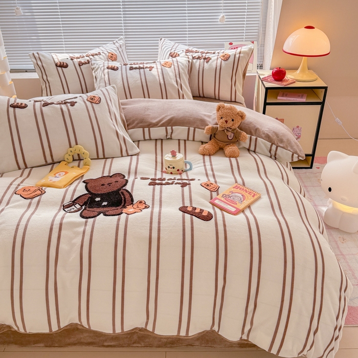 91家纺网 家纺一手货源 找家纺 懒猫家纺 2025新款印花牛奶绒毛巾绣四件套 牛奶小熊