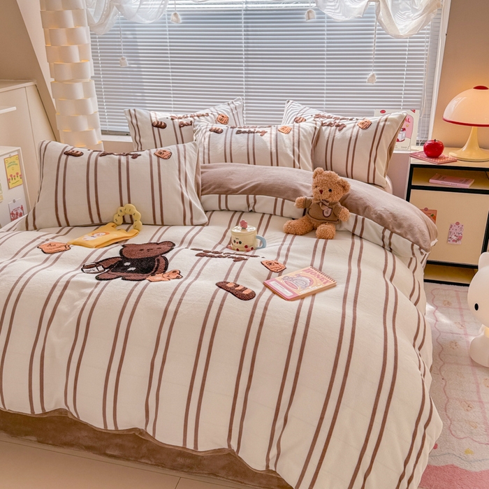 91家纺网 家纺一手货源 找家纺 懒猫家纺 2025新款印花牛奶绒毛巾绣四件套 牛奶小熊