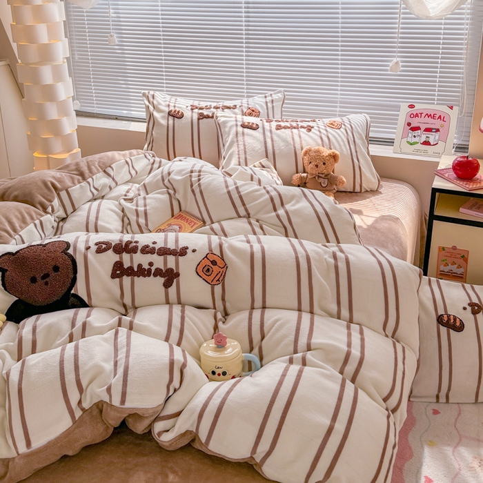 91家纺网 家纺一手货源 找家纺 懒猫家纺 2025新款印花牛奶绒毛巾绣四件套 牛奶小熊