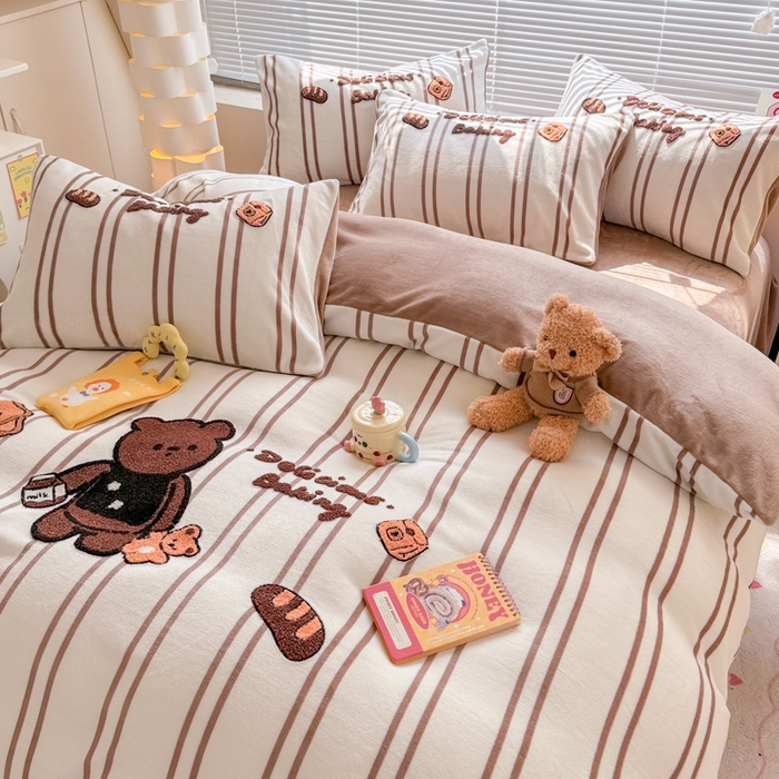 91家纺网 家纺一手货源 找家纺 懒猫家纺 2025新款印花牛奶绒毛巾绣四件套 牛奶小熊