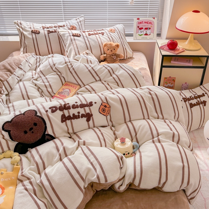 91家纺网 家纺一手货源 找家纺 懒猫家纺 2025新款印花牛奶绒毛巾绣四件套 牛奶小熊